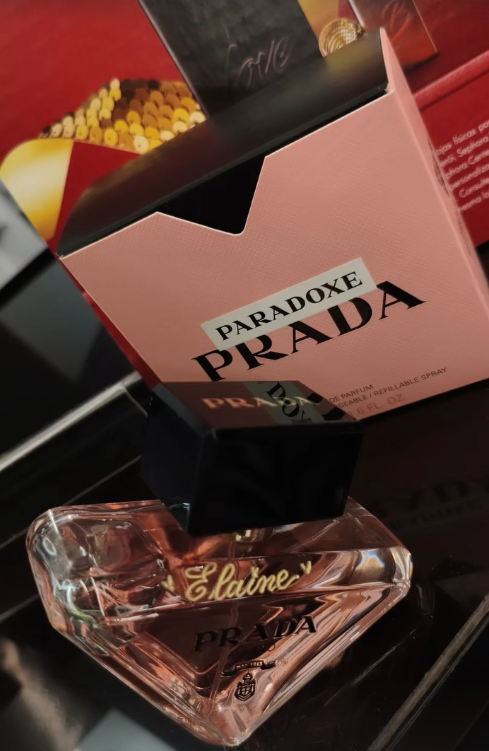 Prada Paradoxe com caligrafia delicada