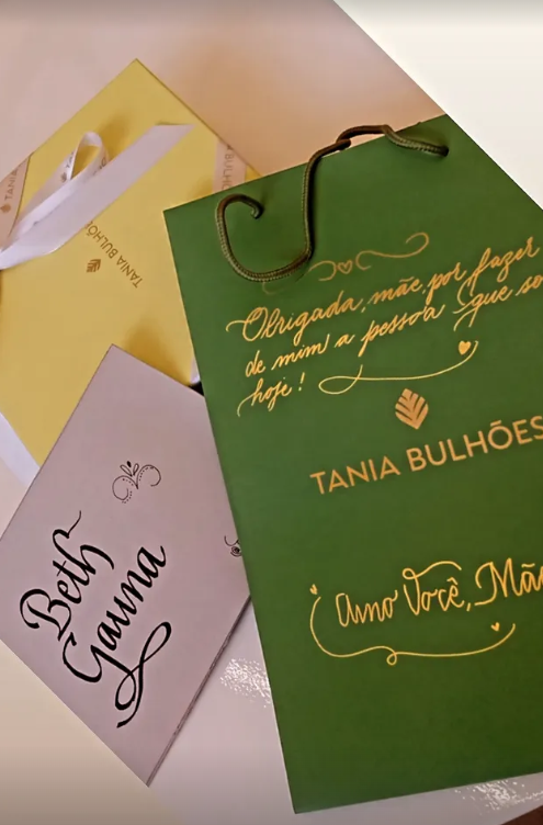 Sacolas Tania Bulhões caligrafadas à mão