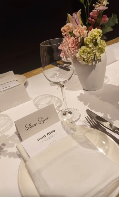 Mesa Miu Miu com place card personalizado