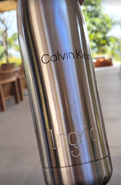 Garrafa Calvin Klein com nome gravado