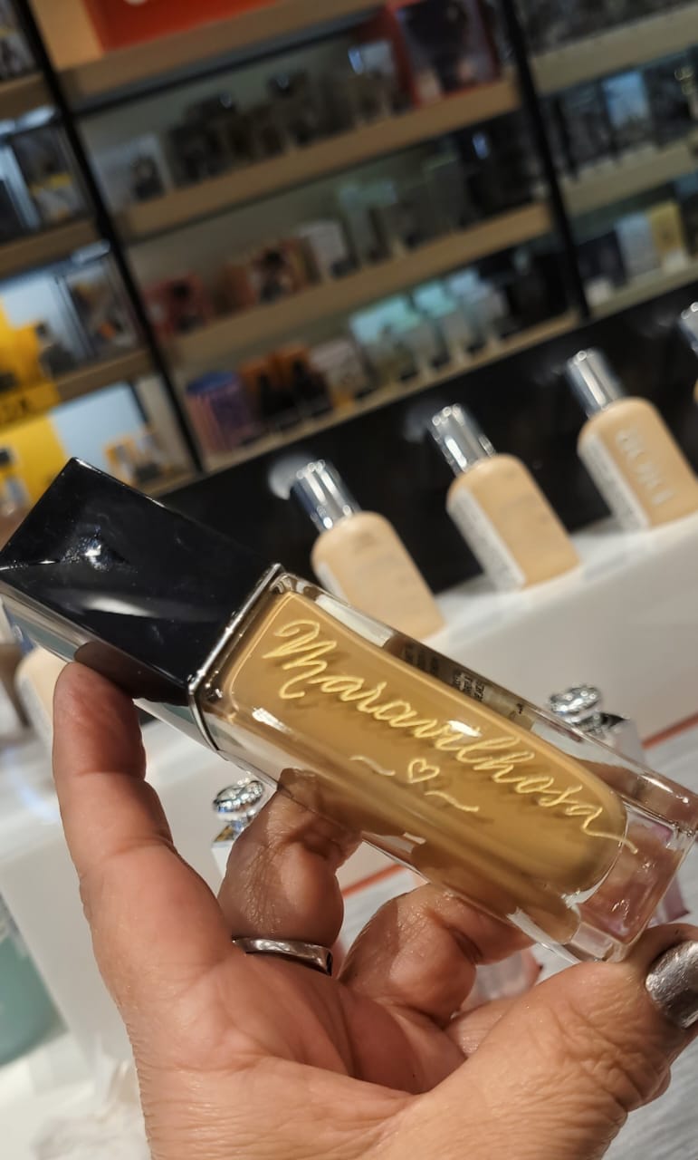 Base personalizada com caligrafia dourada